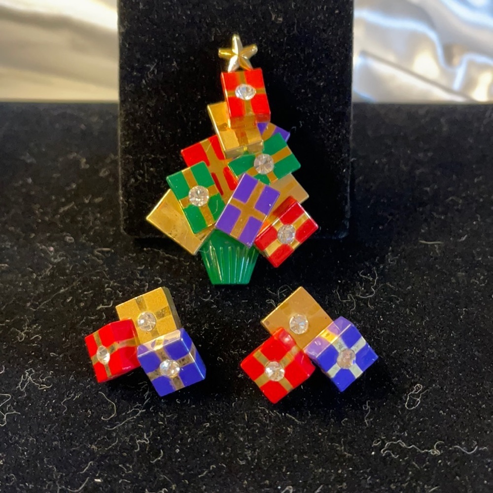 Avon (1991) Vintage Holiday Surprise Pin & Pierced Earring Set